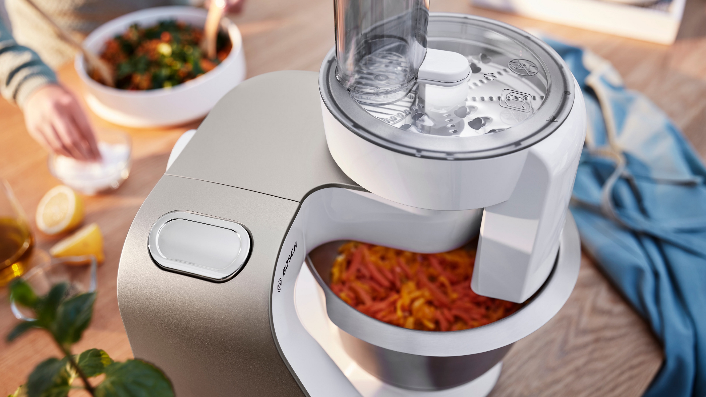 Serija 4, Kuhinjski robot sa integrisanom vagom, MUM 5, 1000 W, Bela, Boja šampanjca, MUM5XW20